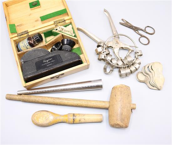 A small quantity of goldsmith tools
